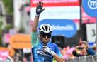 Andrea Vendrame celebra su triunfo en la 19ª etapa del Giro de Italia