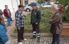Uno de los vecinos señala al responsable de Jardinería del ayuntamiento la zona donde ha aparecido alguna rata en la plaza Río Urederra