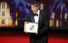 Sean Baker recibe la Palma de Oro por 'Anora'