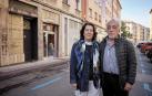 Anabel Liras y su marido, propietarios del piso, junto al portal de la calle Guelbenzu