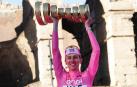 Tadej Pogacar levanta el trofeo tras imponerse como nuevo ganador del Giro de Italuia