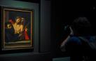 El Museo del Prado ha presenta este lunes el 'Ecce Homo' de Caravaggio, obra considerada "uno de los mayores descubrimientos de la historia del arte" desde que apareció en una subasta en 2021 falsamente atribuida al círculo de José de Ribera