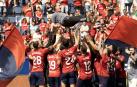 Los jugadores de Osasuna mantean a Jagoba Arrasate en el homenaje del cierre de temporada
