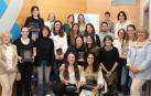 Las nuevas enfermeras especialistas junto a Carmen Asiain (ida) y Blanca Marín (dcha), que ejercieron de madrinas en el acto
