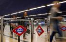 Varias personas accediendo al Metro de Madrid