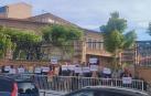 Empleados del colegio Anunciata de Tudela concentrados ante las puertas del centro.