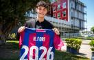 El lateral español Héctor Fort posa con la camiseta del FC Barcelona tras su renovación hasta junio de 2026
