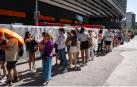 Decenas de personas hacen cola este martes para comprar merchandising de Taylor Swift, en los alrededores del Estadio Santiago Bernabéu, la víspera de su primer concierto en Madrid