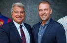 El presidente del F.C. Barcelona, Joan Laporta, y el nuevo técnico, Hans Flick