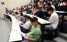 Alumnos de 2º de Bachillerato, antes de comenzar el primer examen de la EVAU en la UPNA en Pamplona, en junio del año pasado.