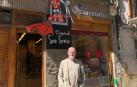 Fermín Maestre, dueño de la tienda de souvenirs El capote de san Fermín, en la cuesta de Santo Domingo