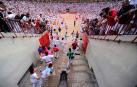 Un toro de la ganadería de José Escolar entra en la plaza de toros de Pamplona en un encierro de 2017