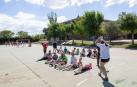Varios jóvenes juegan en el patio del colegio San Julián