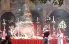 La imagen de San Fermín recibe al Santísimo en la calle