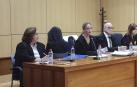 En la imagen sentada de espaldas, la joven acusada de matar a su madre el 1 de abril de 2020 en la casa de l'Alcúdia de Crespins
