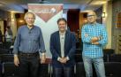Julián Ruiz-Bravo, Joan Font Roselló y Juan Carlos Laboreo durante la presentación este lunes en Pamplona del estudio comparativo de las pruebas de acceso a la universidad realizado por la plataforma Escuela de Todos.