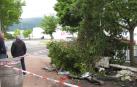 El rincón de la terraza del Hostal-Bar-Restaurante Machain, destrozado por el impacto del coche.