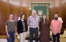 Joseba Asiron y la concejala delegada de Cultura, Maider Beloki, con personal técnico de la empresa Labrit Patrimonio