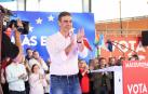 El secretario general del PSOE y presidente del Gobierno, Pedro Sánchez, aplaude durante un acto electoral en Gijón