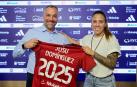 Josu Domínguez y Mai Garde, ayer en el acto de renovación del entrenador que se celebró en El Sadar.	j.p. urdíroz