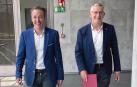 El vicepresidente Félix Taberna (dcha.) y Luis Campos, director general de Planificación, Coordinación, Innovación y Evaluación de Políticas Públicas, este miércoles en los pasillos del Parlamento de Navarra
