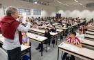 Un profesor da indicaciones a alumnos en el campus de la UPNA de Tudela, el martes por la mañana, antes de comenzar las pruebas.