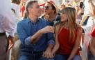 Pedro Sánchez junto a su mujer Begoña Gómez, durante un acto electoral de los socialistas en Benalmádena.