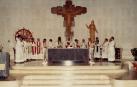 Imagen de la primera misa en la parroquia, presidida por el obispo José Méndez, el 23 de junio de 1974.