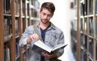 Un estudiante, en la biblioteca