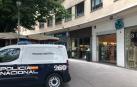 Vehículo de la Policía Científica de la Policía Nacional, en el lugar de los hechos
