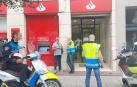 Agentes de policía, en el exterior de la oficina del Banco Santander