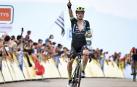 Primoz Roglic entra primero en la meta de Collet d'Allevard