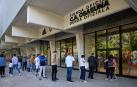 Colas de aficionados en días pasados buscando prendas de Adidas rebajadas de precio en la tienda, antes del desembarco de Macron