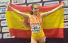 Marta García despliega la bandera de España tras lograr el bronce en la final de 5.000 metros de los Campeonatos de Europa de Roma