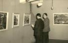 Retana, con bigote, junto a José María Muruzábal del Val en 1959 en la sala García Castañón