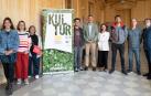 El director general de Cultura, Ignacio Apezteguía, y la directora general de Turismo, Ana Rivas, junto a participantes en el programa Kultur