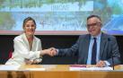 Momento de la firma del convenio de colaboración entre la Fundación Amancio Ortega, representada por Flora Pérez, y el Hospital Sant Joan de Déu Barcelona, representado por Manel del Castillo, director gerente del centro
