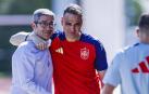 Javier López Vallejo saluda de manera afable a Alberto Undiano Mallenco