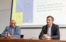 Ignacio López-Goñi (izda.) y Bienvenido León, durante la presentación del libro