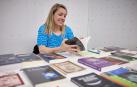 Elisa Arteta, ante lecturas para su investigación.
