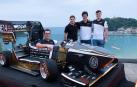De izquierda a derecha, los alumnos navarros Diego Jabat, Miguel Oroz, Borja Gamboa y Pedro Salcedo, junto al coche que participará en la competición universitaria