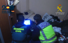 Dos de los agentes desplazados desde Navarra, durante el registro