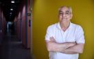 Alfredo Asiáin, en los pasillos del edificio de Los Magnolios de la Universidad Pública de Navarra, donde tiene su despacho