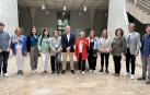 Familiares de Apolinar Azanza y personas vinculadas a la viticultura posan con el rector de la UPNA, Ramón Gonzalo (centro de la imagen)