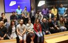 Organizadores, mentores e integrantes de los cuatro equipos en la presentación de este lunes