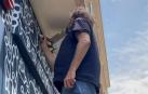 "Tengo muchas ideas pero voy improvisando y encajando piezas como en un puzzle", explica el artista sobre su mural en el nuevo bar Txunda ta Txunda