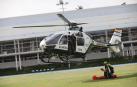 Un momento de la exhibición realizada por efectivos del GREIM de la Guardia Civil simulando un rescate con helicóptero en el estadio Larrabide