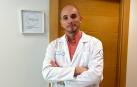 El Dr. Carlos Vidurrizaga, en su consulta en Pamplona