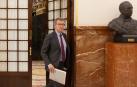 El líder del PP, Alberto Núñez Feijóo, sale de una sesión de control al Gobierno, en el Congreso de los Diputados