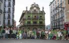 Foto de familia en la plaza Consistorial de Pamplona con motivo del Día Mundial de la ELA